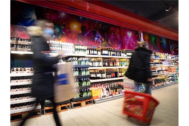Gedämpft von der Mehrwertsteuersenkung und rückläufigen Energiepreisen verharrt die Inflation in Deutschland seit Monaten im Keller. Foto: Christian Charisius/dpa