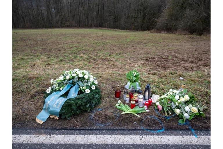 Gedenken am Tatort an der Kreisstraße 22 bei Ulmet (Rheinland-Pfalz). Mittlerweile geht die Polizei von einem Täter aus. Foto: Harald Tittel/dpa