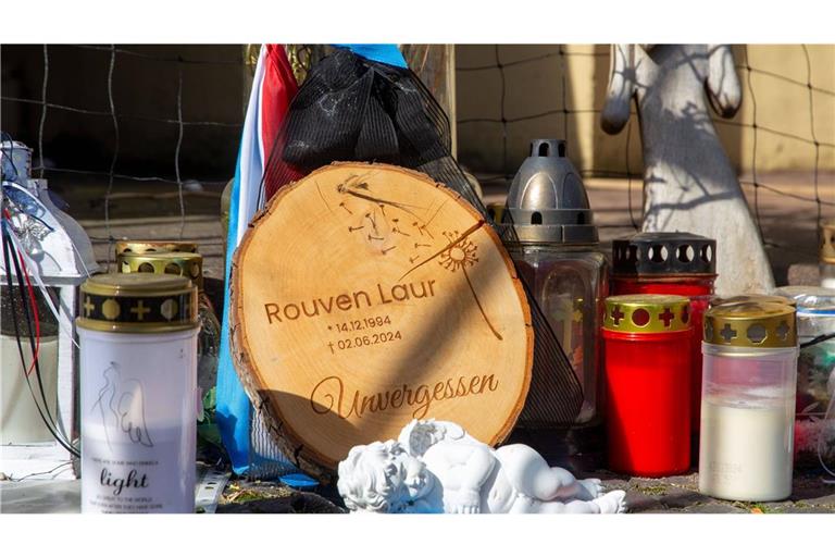 Gedenken an den 2024 ermordeten Polizeibeamten Rouven Laur am Marktplatz in Mannheim.