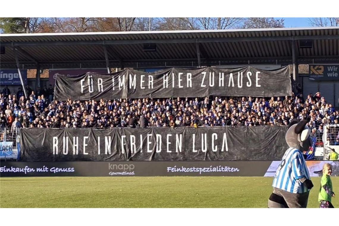 Fans gedenken dem getöteten Luca mit einer Choreografie Gedenken an den getöteten Luca