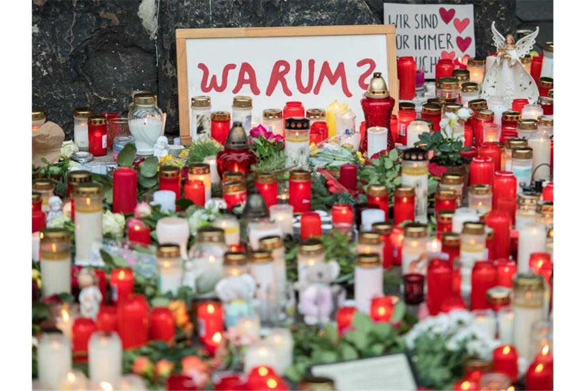 Mutmaßlicher Amokfahrer von Trier will schweigen Gedenken an die Opfer der Amokfahrt vor der Porta Nigra (2020). Foto: Oliver Dietze/dpa