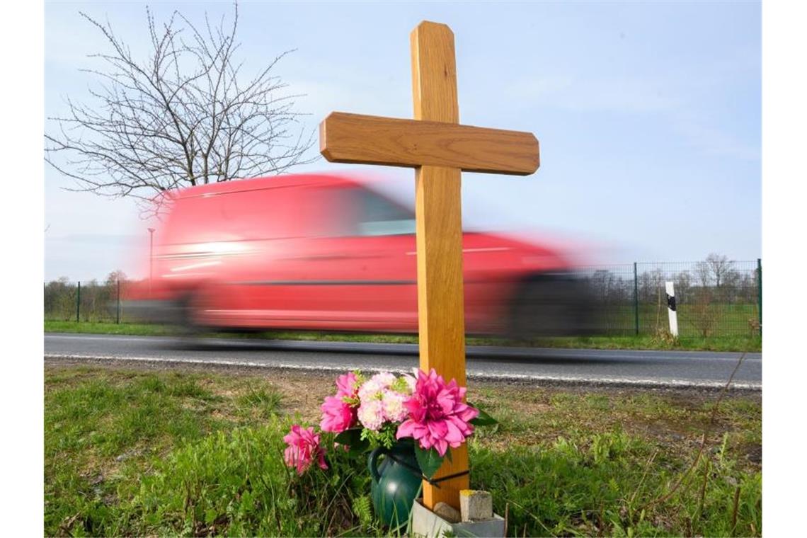 Zahl der Verkehrstoten sinkt in Pandemie auf Tiefstand Gedenken an ein Opfer eines Verkehrsunfalls an einer Landstraße im Landkreis Hildesheim. Foto: Julian Stratenschulte/dpa