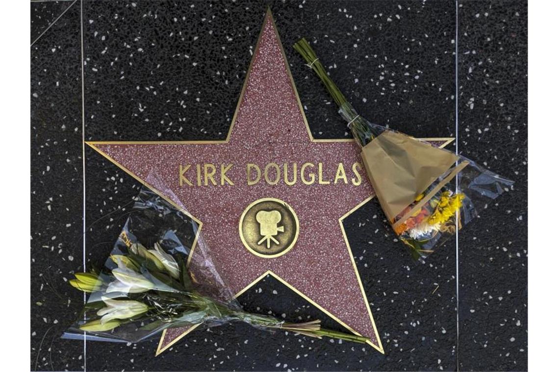 Hollywood-Legende Kirk Douglas gestorben Gedenken an Kirk Douglas auf dem Hollywood Walk of Fame in Los Angeles. Foto: Damian Dovarganes/AP/dpa