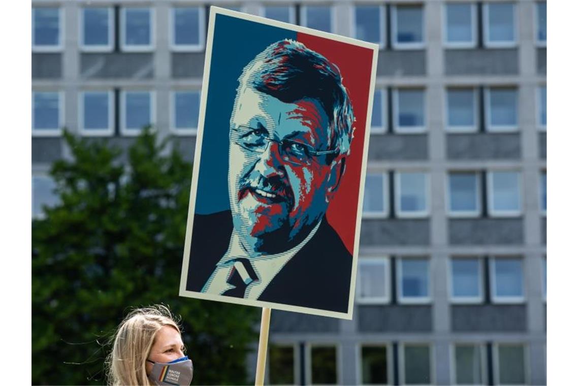 Gedenken an Walter Lübcke im Juni 2021 in Kassel. Foto: Swen Pförtner/dpa