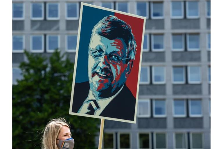 Gedenken an Walter Lübcke im Juni 2021 in Kassel. Foto: Swen Pförtner/dpa