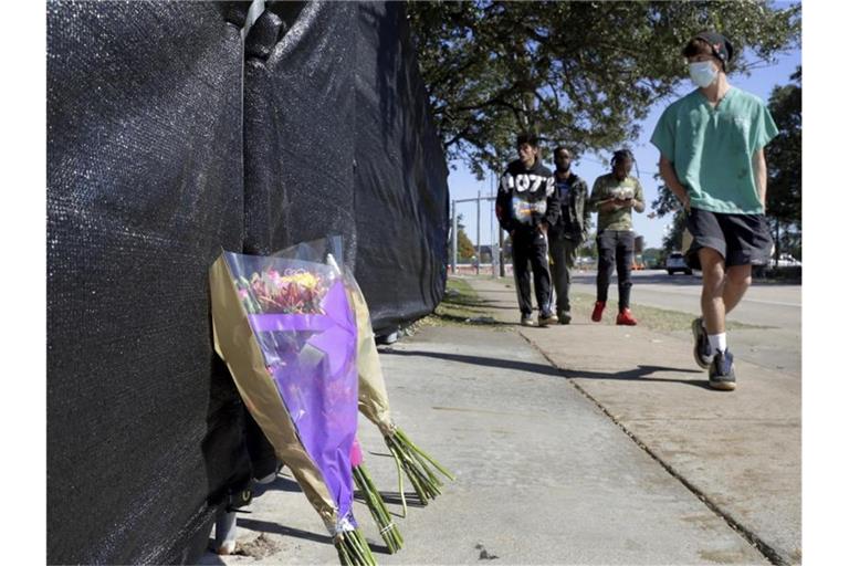 Gedenken der Toten: Blumen am Zaun des Astroworld-Festivalgeländes. Foto: Michael Wyke/AP/dpa