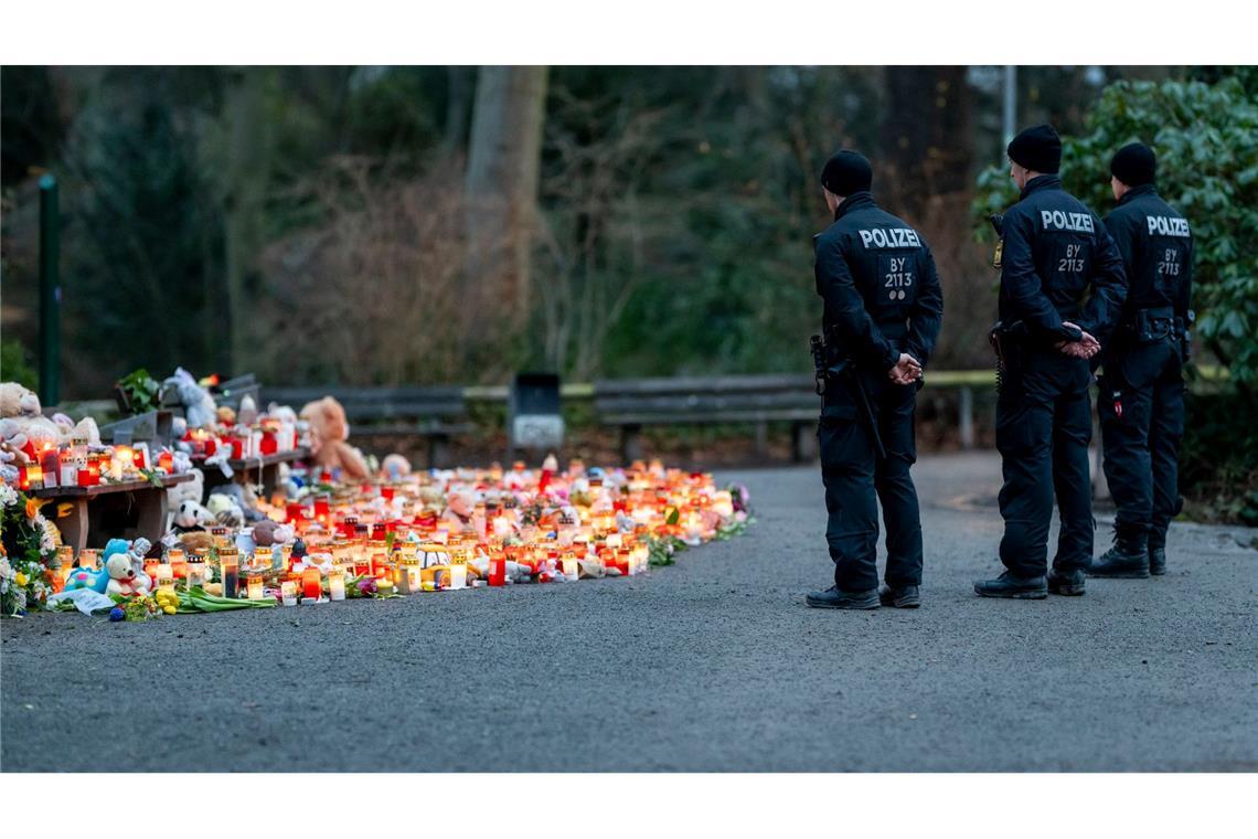 Bilder des Tages Gedenken im Park Schöntal: Kerzen für die Opfer des Angriffs in Aschaffenburg