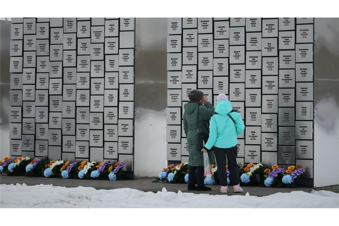 Gedenken in Bucha - Jahrestag des Ukraine-Krieges