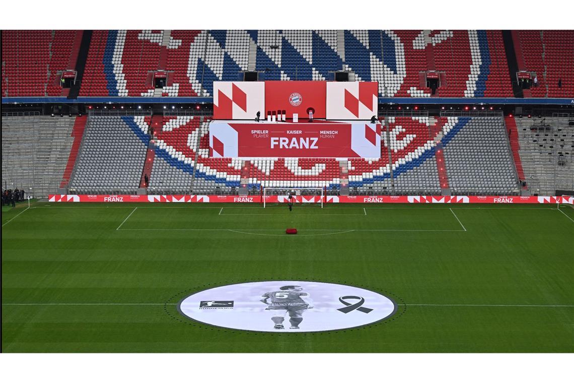 Gedenkfeier des FC Bayern München für Franz Beckenbauer in der Allianz Arena. Auf dem Rasen: ein überlebensgroßes Bild von Franz Beckenbauer.