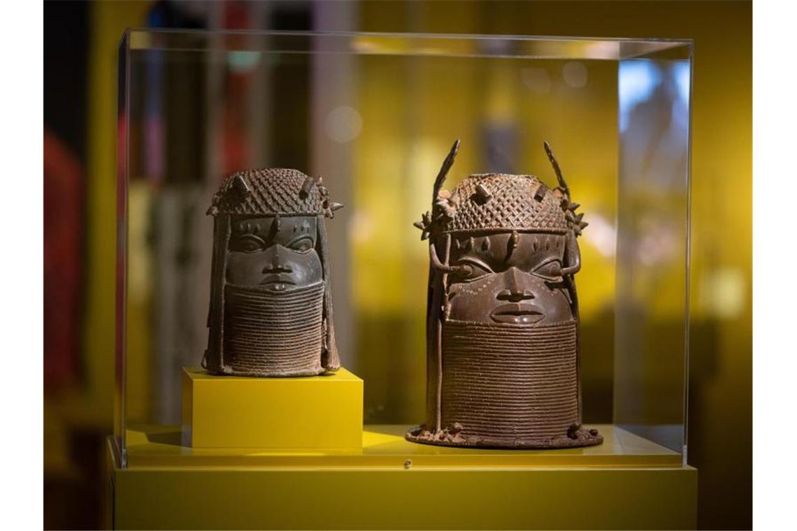 Übertragung von Benin-Bronzen: Museen vor neuer Zeitrechnung Gedenkköpfe eines Königs sind in der Ausstellung „Benin. Geraubte Geschichte“ zu sehen. Foto: Daniel Reinhardt/dpa/Archivbild