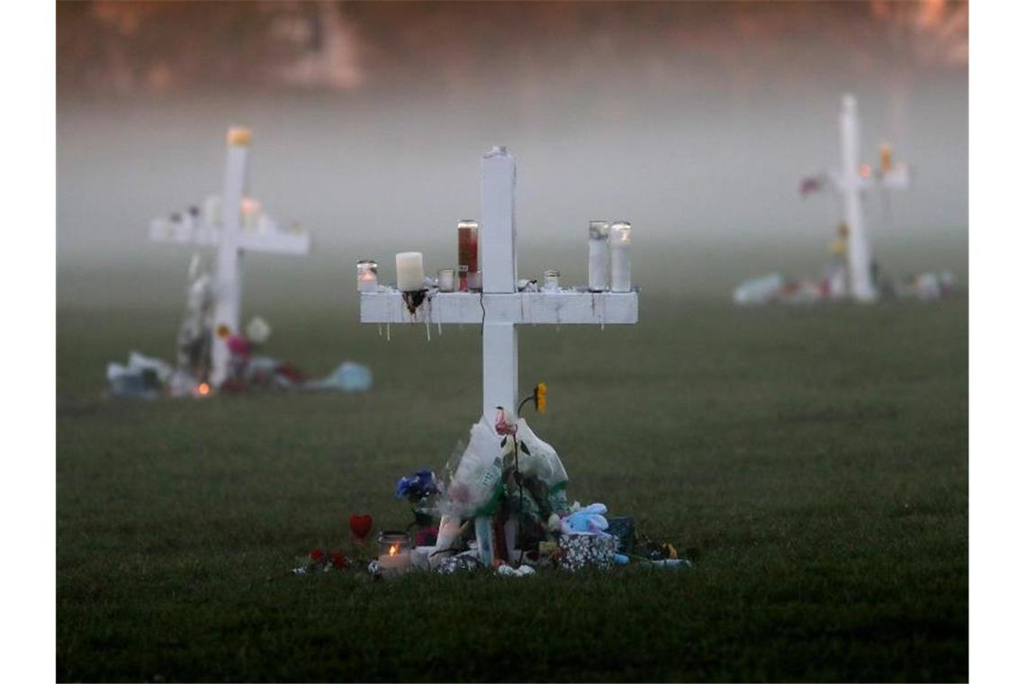 Nach Parkland-Massaker: Ex-Wachmann festgenommen Gedenkkreuze für die Opfer des Parkland-Massakers. Ein 19-Jähriger hatte an einer Schule 14 Jugendliche und drei Erwachsene erschossen. Foto: Gerald Herbert/AP