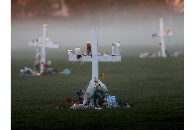 Gedenkkreuze für die Opfer des Parkland-Massakers. Ein 19-Jähriger hatte an einer Schule 14 Jugendliche und drei Erwachsene erschossen. Foto: Gerald Herbert/AP