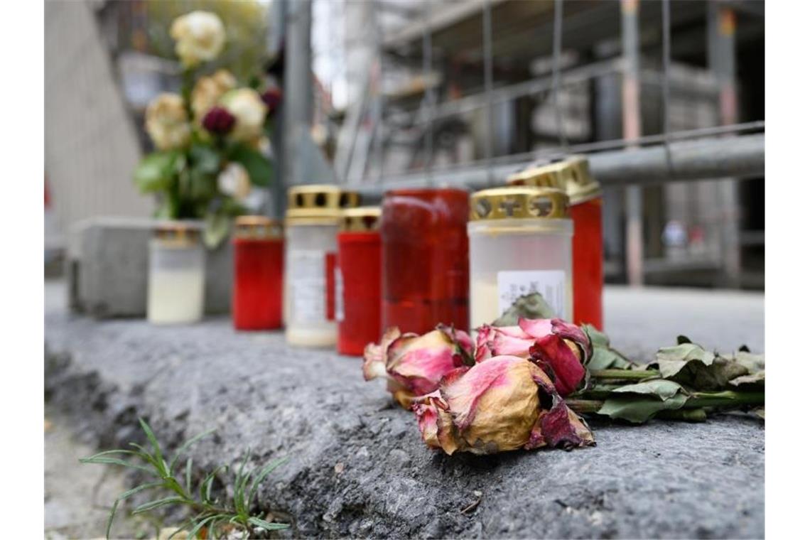 Gedenkstelle für die Opfer der Messerattacke in Dresden. Foto: Sebastian Kahnert/dpa-Zentralbild/dpa