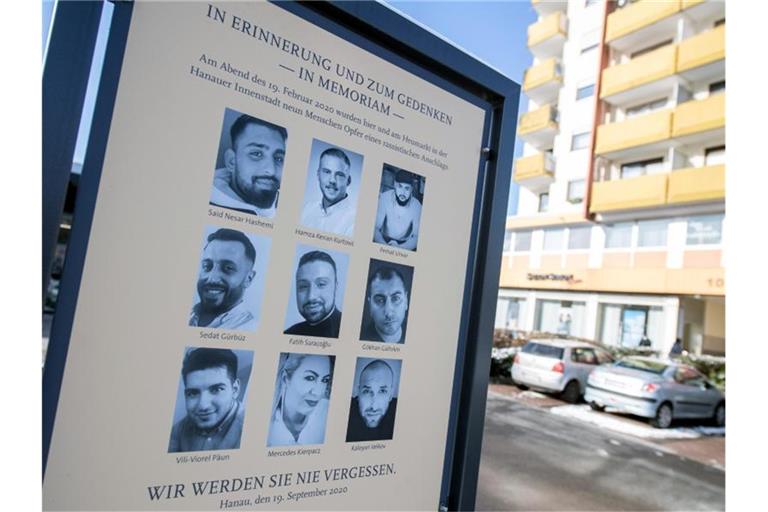 Gedenktafel mit den Fotos der neun Opfer erinnert am Anschlagsort in Hanau-Kesselstadt an die Opfer. Foto: Boris Roessler/dpa/Archivbild