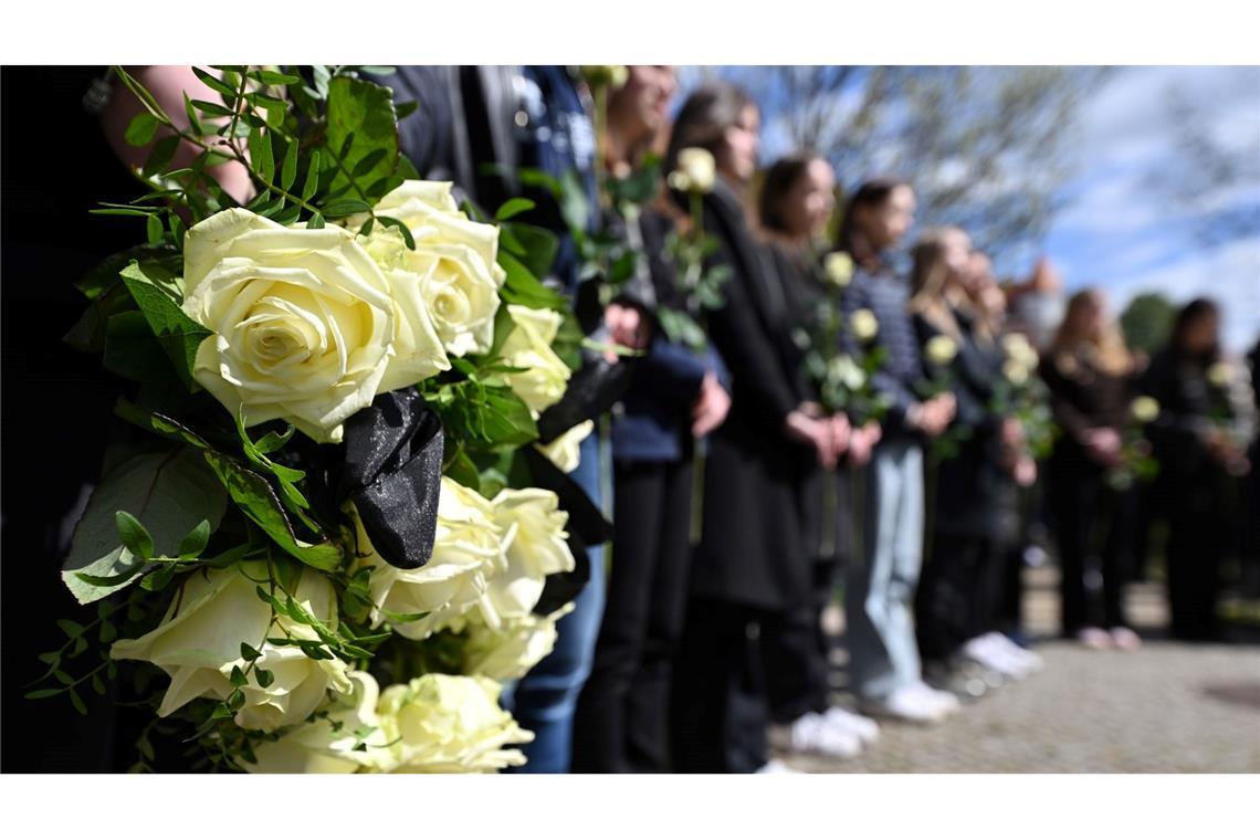 Gedenkveranstaltung zum Schulmassaker am Erfurter Gutenberg-Gymnasium: Am 26. April 2002 hatte ein 19-jähriger Ex-Schüler zwölf Lehrer, zwei Schüler, eine Sekretärin sowie einen Polizisten erschossen und sich dann selbst getötet.