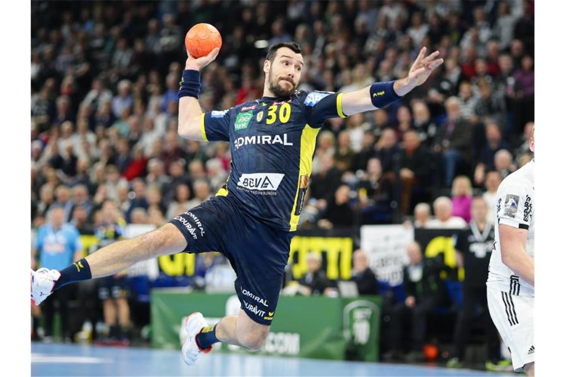 Lemgo holt Handball-Profi Guardiola von Rhein-Neckar Löwen Gedeón Guardiola von den Rhein-Neckar Löwen wirft auf das Tor. Foto: Frank Molter/dpa/Archivbild
