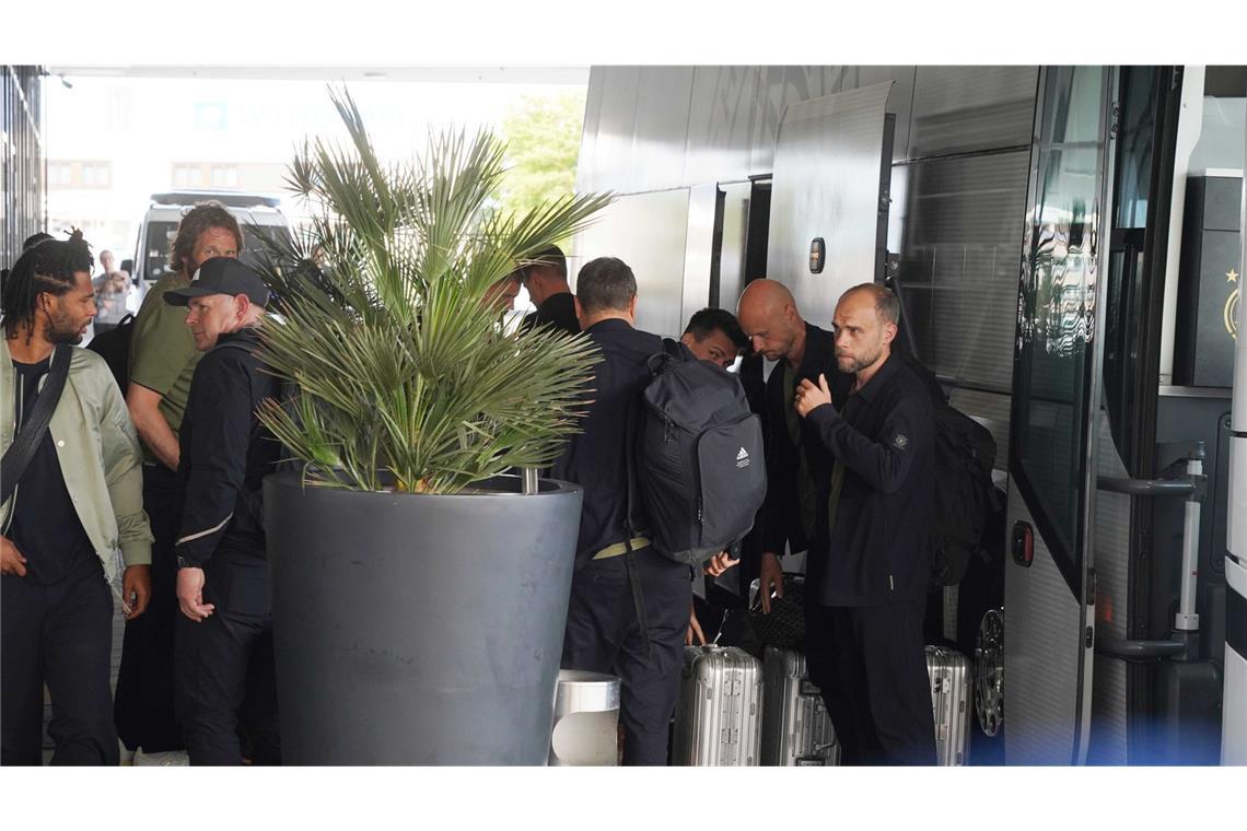DFB-Elf trifft am Hotel in Stuttgart ein – Empfang mit Jubel Gedränge am Bus