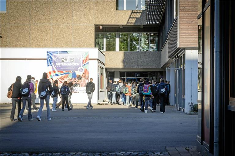 Gedränge am Eingang der Backnanger Max-Eyth-Realschule: Die Schule auf der Maubacher Höhe kann nicht alle angemeldeten Schülerinnen und Schüler aufnehmen. Foto: Alexander Becher