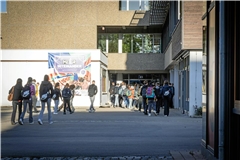 Gedränge am Eingang der Backnanger Max-Eyth-Realschule: Die Schule auf der Maubacher Höhe kann nicht alle angemeldeten Schülerinnen und Schüler aufnehmen. Foto: Alexander Becher