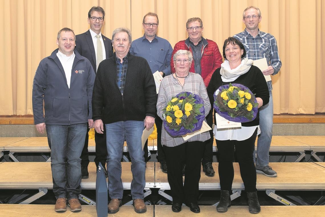Großes Lob für die Ehrenamtlichen Geehrte Blutspender mit Bürgermeister Karl Ostfalk (hinten links) und Volker Obermann vom DRK (links): Erwin Hartmann (100 Spenden), Uwe Hirzel (50), Monika Pfizenmaier (25), Uwe Röhrle (50), Martina Röhrle-Heller (10) und Thomas Jendreck (10) (von links).