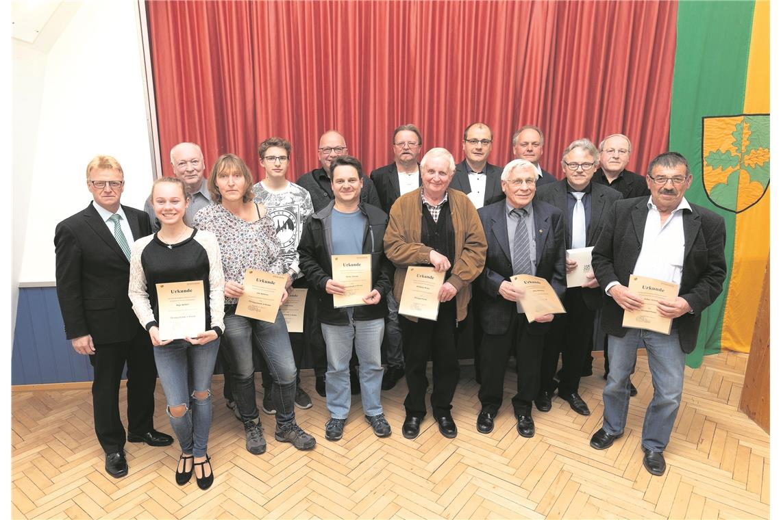 Geehrte mit Bürgermeister (vordere Reihe von links): Uwe Bossert, Kaja Seifert, Ute Guntorus, Bernd Uhlmann, Wolfgang Mildau, Jörg Jacubzig, Volker Schick. Hintere Reihe: Günter Blind, Ayden Mazur, Günter Rosenberger, Ralf Kurz, Peter Malek, Andreas Kircher, Rolf Uebele und Heinz Bauer.