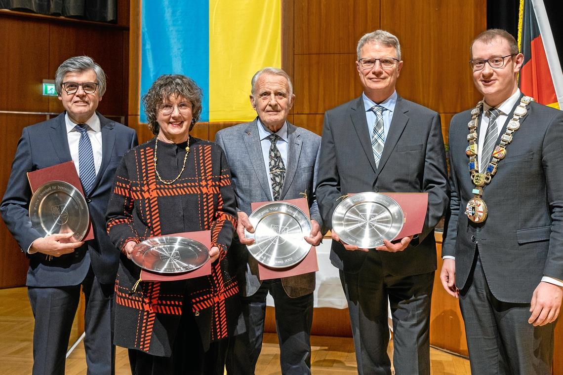 Ehrenteller der Stadt Backnang für vier verdiente Mitbürger Geehrte und Ehrende freuen sich (von links): Werner Schmidgall, Nicole Huber, Wolfgang Vogt, Rainer Mögle und Oberbürgermeister Maximilian Friedrich. Foto: Alexander Becher