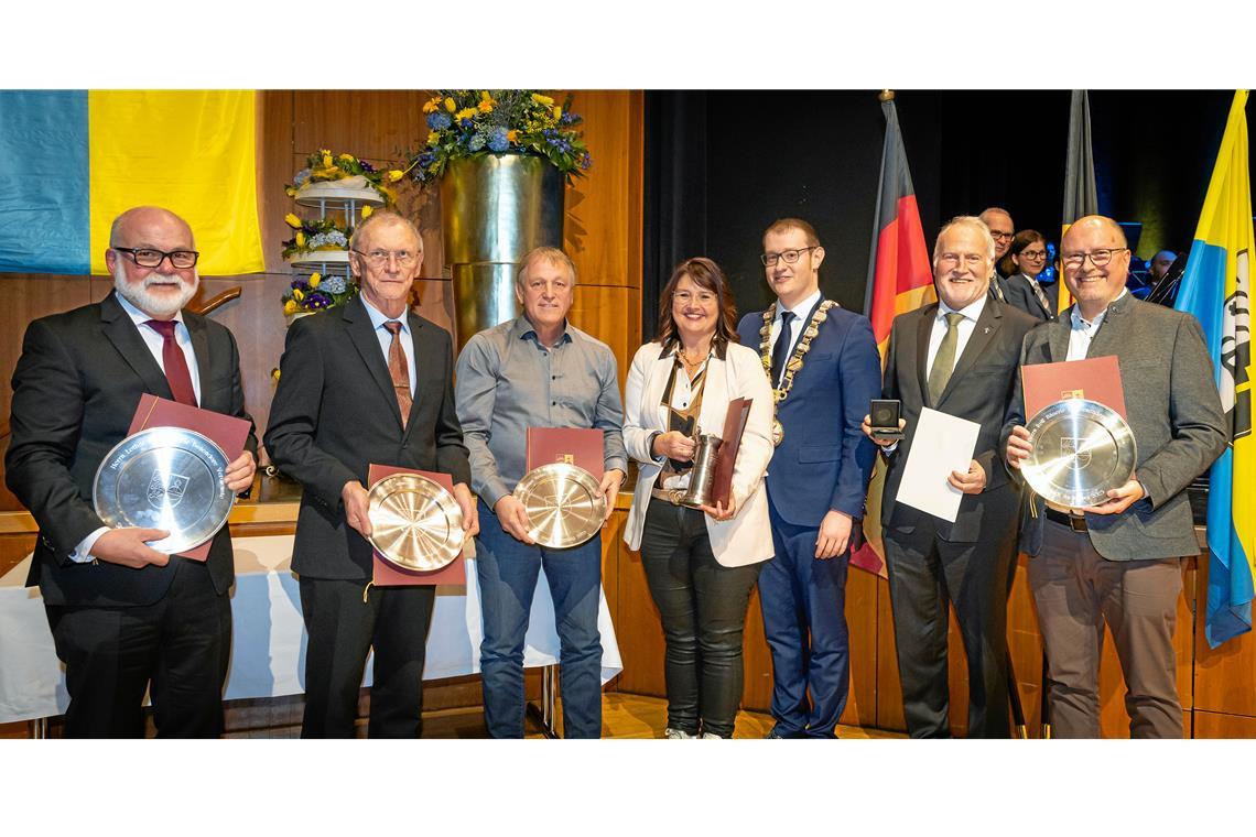 Staufermedaille des Landes für Dekan Wilfried Braun Geehrte und Ehrender freuen sich (von links): Lothar Buchfink, Konrad Zurmühl, Rainer Böhle, Gabi Kallfaß, Oberbürgermeister Maximilian Friedrich, Wilfried Braun und Rolf Bäuerle.Foto: Alexander Becher
