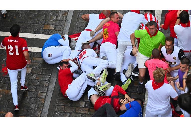 Gefährliche Szenen prägen auch den siebten Stierlauf in Pamplona.