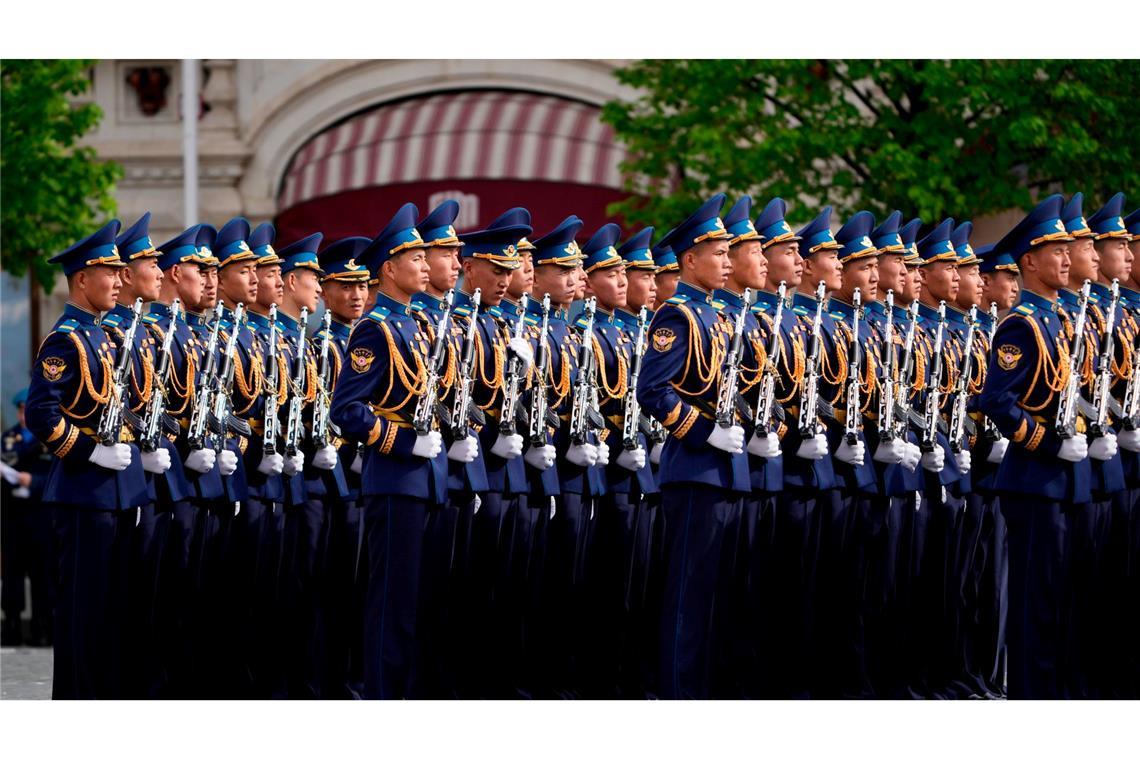 Gefährliche Unterstützung oder das letzte Aufgebot? Nordkoreanische Soldaten stehen in Reih und Glied vor der Militärparade zum Tag des Sieges in Moskau.