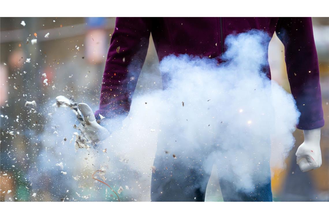 Gefährliches Feuerwerk: Auch in diesem Jahr zeigte die Berliner Feuerwehr, was ein illegaler Böller mit der Hand einer Puppe anrichtet.