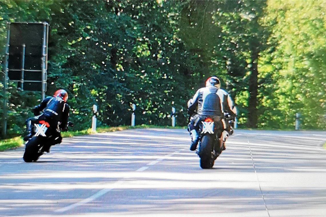 Mit 184 km/h auf der Sulzbacher Steige unterwegs Gefährliches Manöver. Oft überholen Motorradfahrer vor einer unübersichtlichen Kurve. Foto: Polizei