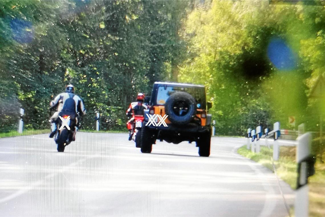 Mit 184 km/h auf der Sulzbacher Steige unterwegs Gefährliches Manöver. Oft überholen Motorradfahrer vor einer unübersichtlichen Kurve. Foto: Polizei