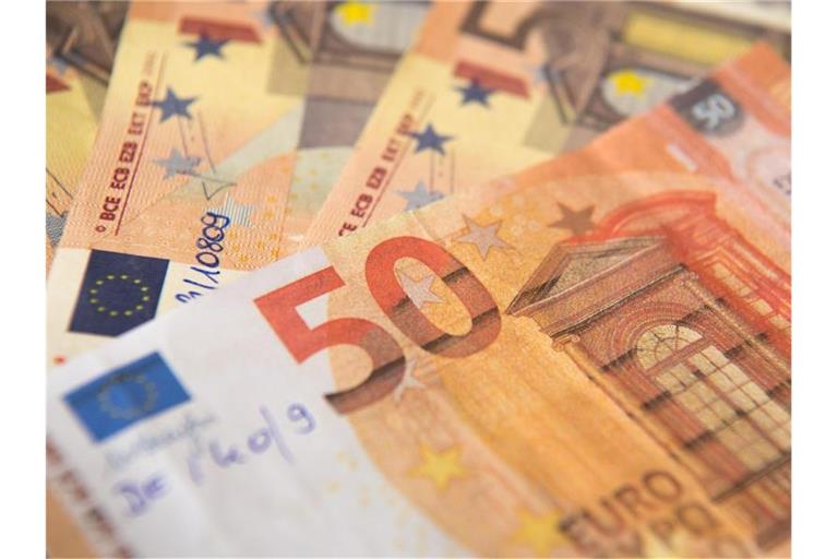 Gefälschte 50-Euro Banknoten liegen am 16.01.2018 in der Bundesbank in Frankfurt am Main (Hessen). Foto: Fabian Sommer/dpa/Archivbild