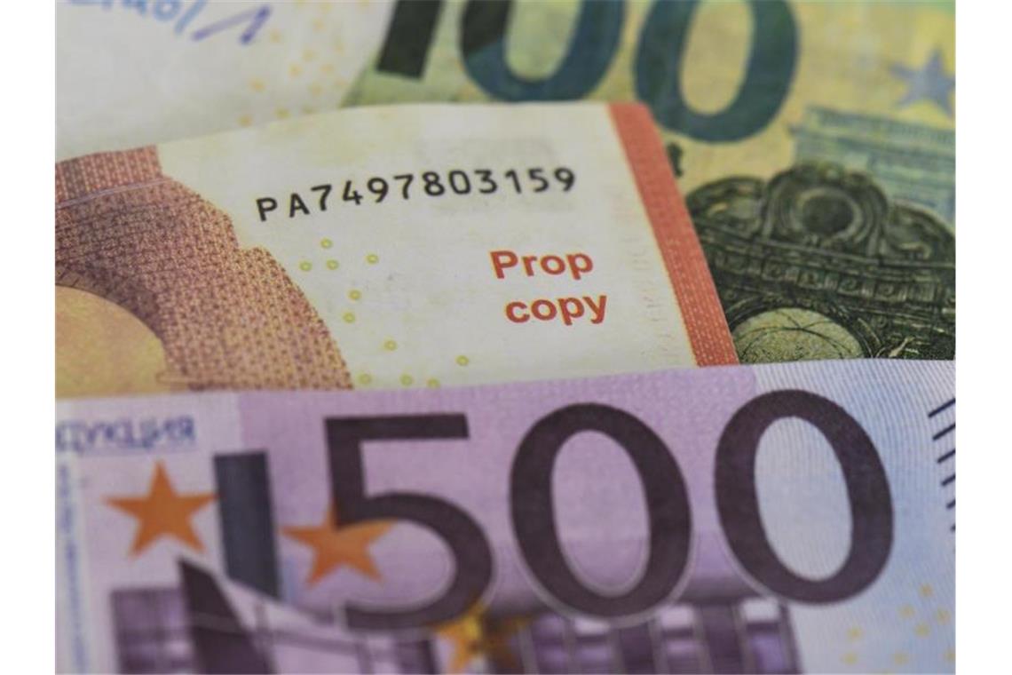 Gefälschte Euro-Banknoten. Foto: Boris Roessler/dpa
