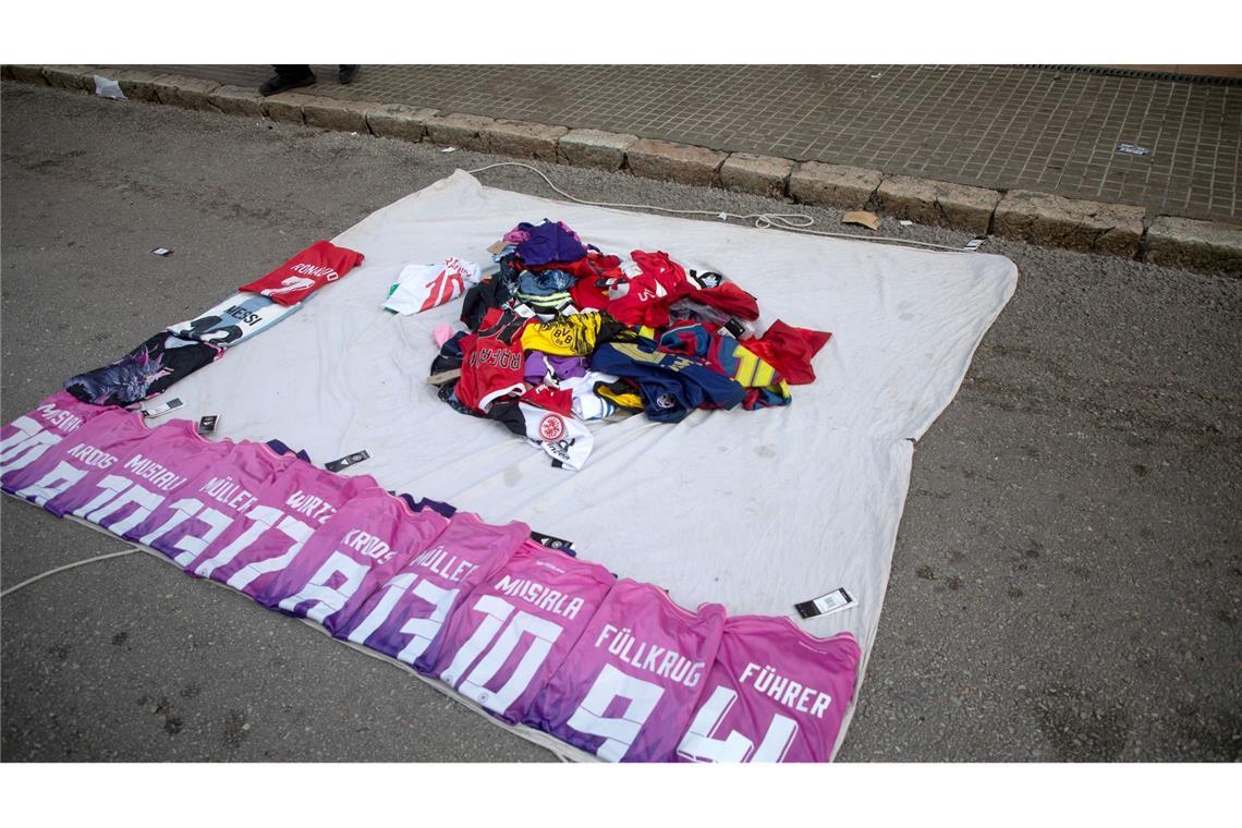 Gefälschte Trikots der deutschen Nationalmannschaft - unter anderem eines mit Nazisymbol und dem Schriftzug "Führer" - bei einem Straßenhändler in Mallorca (Symbolbilld)