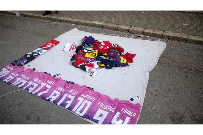 Gefälschte Trikots der deutschen Nationalmannschaft - unter anderem eines mit Nazisymbol und dem Schriftzug "Führer" - bei einem Straßenhändler in Mallorca (Symbolbilld)