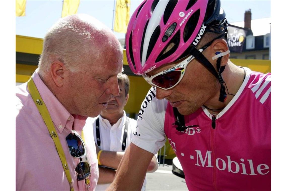 Gefallener Radstar und sein Mentor: Jan Ullrich und Rudy Pevenage. Foto: Gero_Breloer/epa/dpa