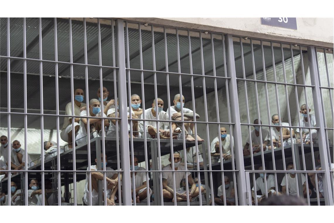 Juristische Schlappe für Trump-Regierung bei Abschiebeflügen Gefangene in dem Hochsicherheitsgefängnis Cecot in Tecoluca, El Salvador. (Archivbild)