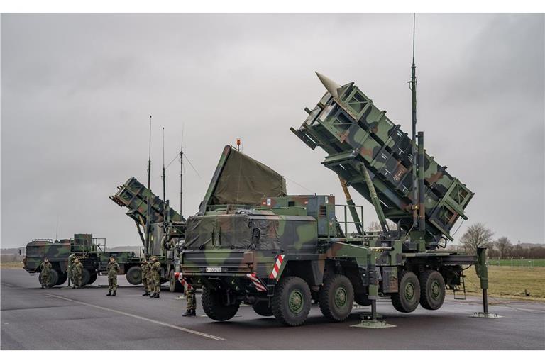 Gefechtsbereite Flugabwehrraketensysteme vom Typ „Patriot“ des Flugabwehrraketengeschwaders 1 der Bundeswehr stehen auf dem Flugfeld des Militärflughafens Schwesing.
