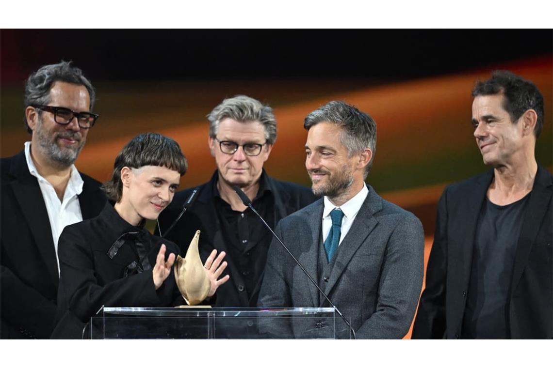 Gefeiert: Das Team von „Babylon Berlin“ bei der Verleihung des Medienpreises Goldene Henne am 4.9. in Leipzig: Die Regisseure der Serie, Tom Tykwer (r), Achim von Borries (l), Henk Handloegten und die Schauspieler Liv Lisa Fries und Volker Bruch (2.v.r.)