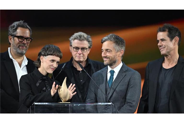 Gefeiert: Das Team von „Babylon Berlin“ bei der Verleihung des Medienpreises Goldene Henne am 4.9. in Leipzig: Die Regisseure der Serie, Tom Tykwer (r), Achim von Borries (l), Henk Handloegten und die Schauspieler Liv Lisa Fries und Volker Bruch (2.v.r.)