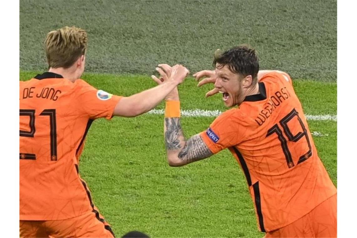 „Jeder liebt Wout“: Weghorst trifft und verzückt den König Gefeierte Niederländer beim Sieg gegen die Ukraine: Wout Weghorst (r). Foto: Olaf Kraak/EPA Pool/AP/dpa