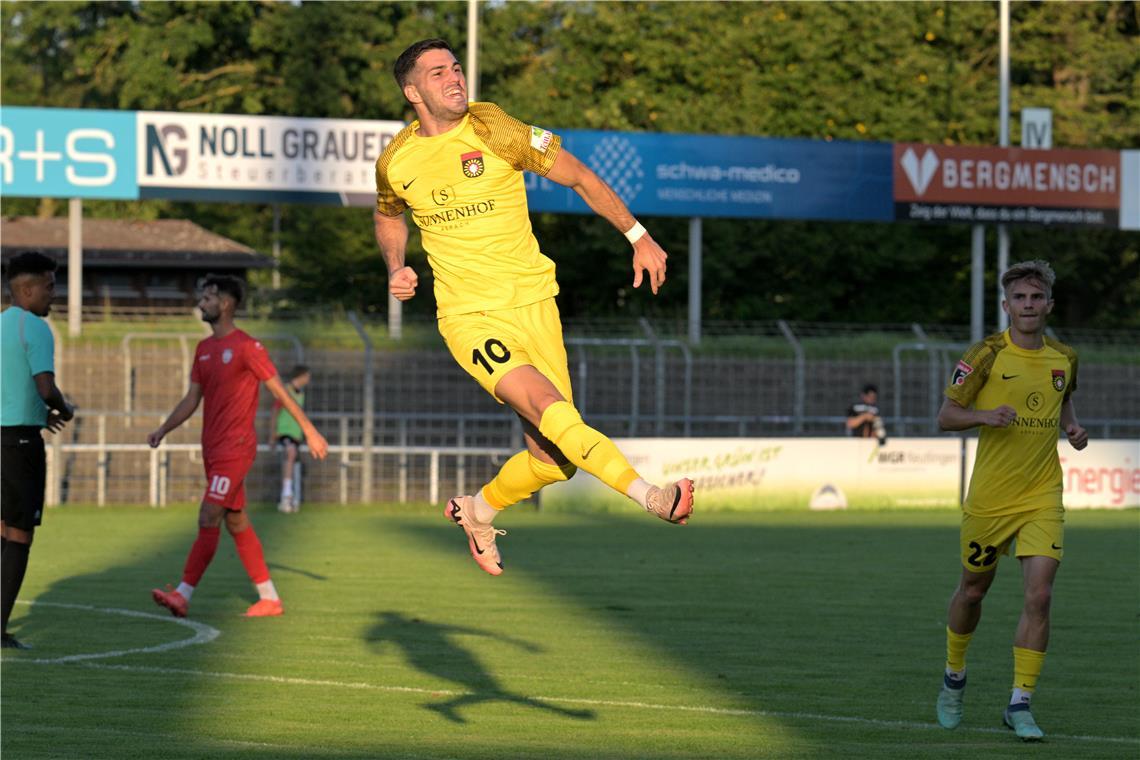 SG Sonnenhof Großaspach: Klarer Sieg beim Lieblingsgegner Gefeierter Mann bei Großaspach: Mert Tasdelen, der zwei der vier Treffer selbst erzielt und ein weiteres Tor vorbereitet hat.Foto: Eibner