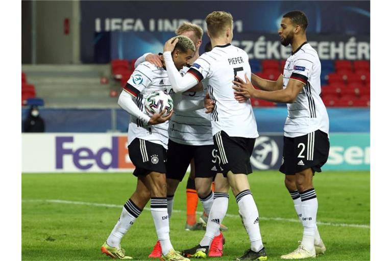 Gefeierter Mann: Lukas Nmecha (l) rettete Deutschlands U21 einen Remis gegen die Niederlande. Foto: Csaba Domotor/dpa