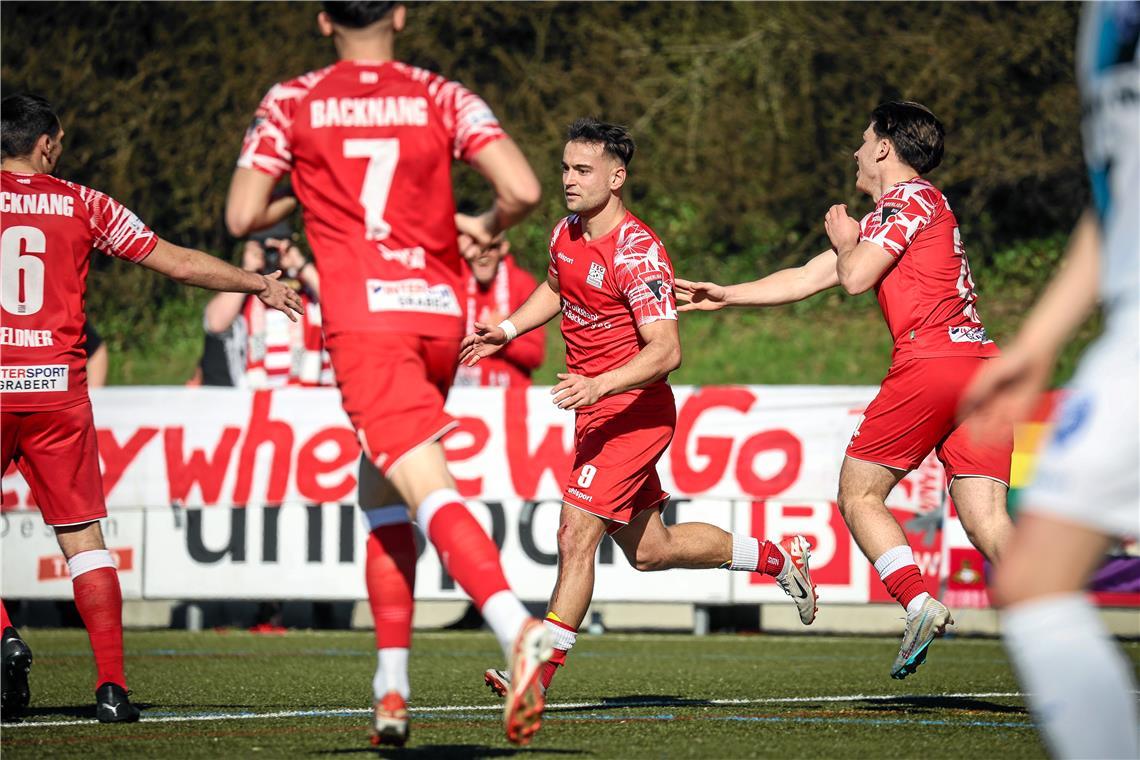 Die TSG Backnang bejubelt am Ende des Elfmeterfestivals einen Sieg