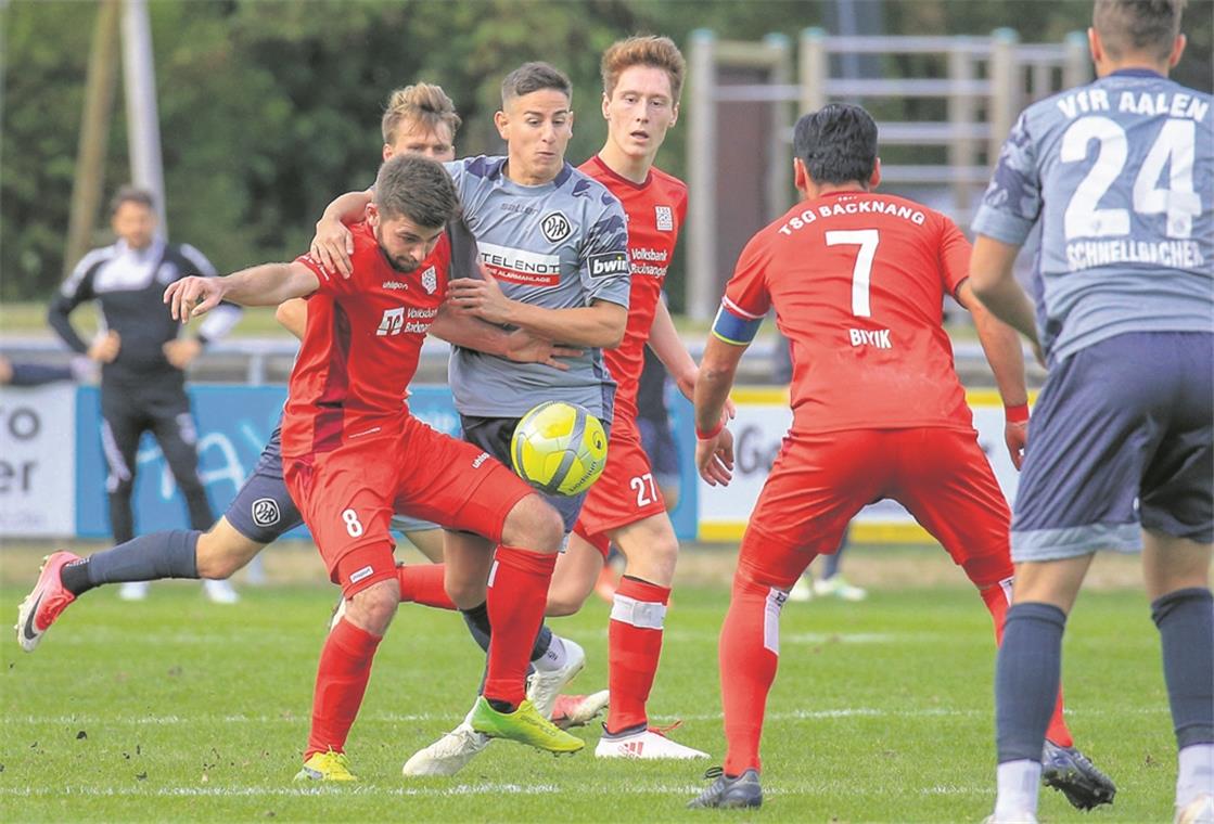 Gefielen gegen Drittligisten Aalen mit Kampfgeist und Disziplin: TSG-Startelf-Debütant Paul Weber (links) und Kapitän Oguzhan Biyik. Foto: A. Becher