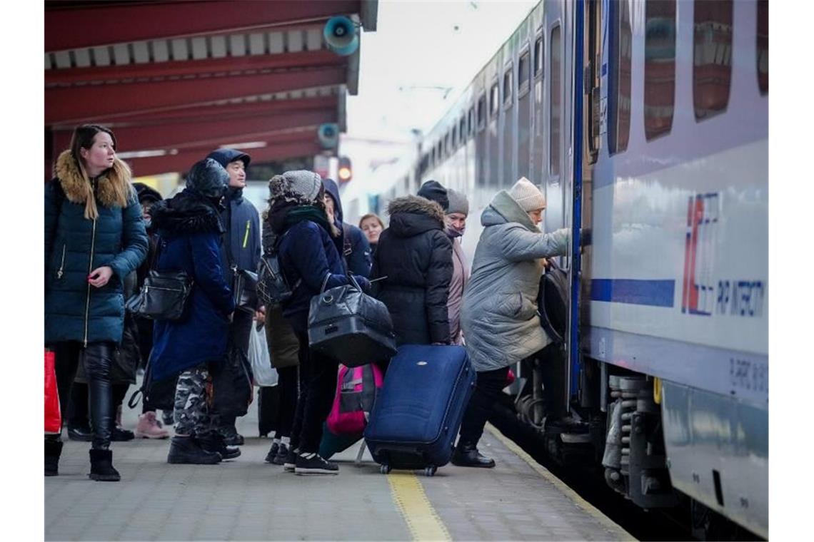 Rund 37.800 ukrainische Flüchtlinge in Deutschland Geflüchtete aus der Ukraine steigen am Bahnhof von Przemysl in der Nähe der ukrainisch-polnischen Grenze in den Zug nach Berlin. Foto: Kay Nietfeld/dpa