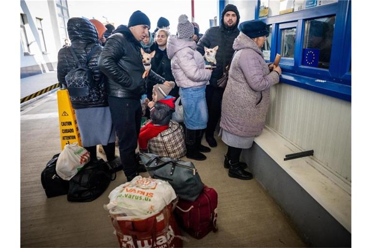 Geflüchtete aus der Ukraine warten am Grenzübergang in Palanca in Moldau. Foto: Michael Kappeler/dpa