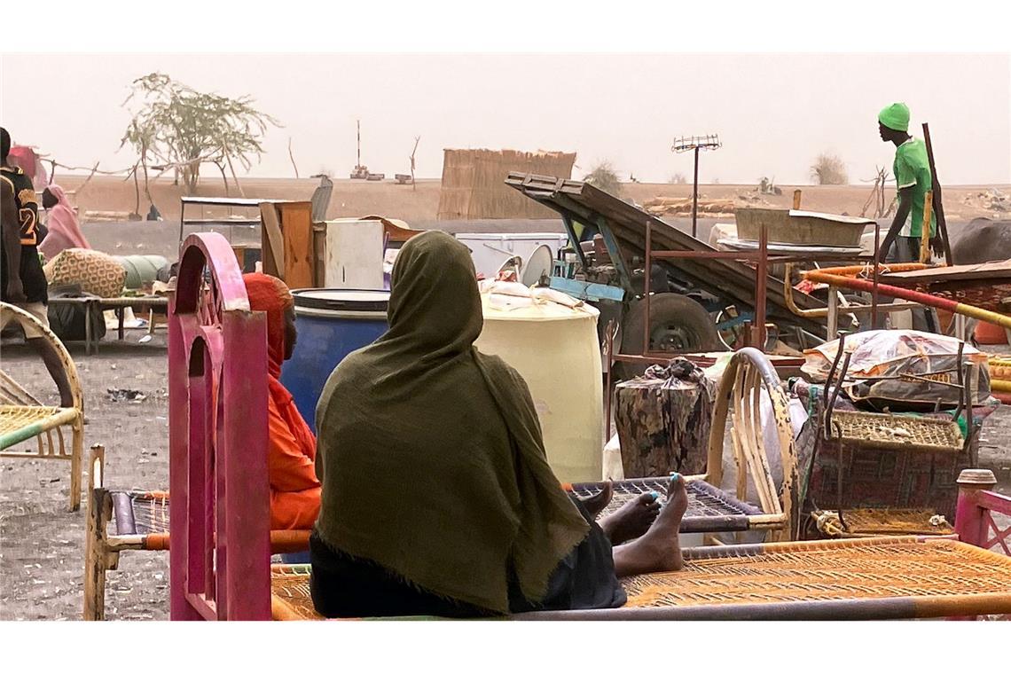 Nach Eroberung sudanesischer Großstadt fliehen Zehntausende Geflüchtete Frauen aus dem  dem Sudan mit ihrer Habe. Der Machtkampf im Sudan, der seit Mitte April 2023 andauert, hat die nach UN-Angaben weltweit größte Flüchtlingskrise mit mehr als zwölf Millionen Geflüchteten ausgelöst.