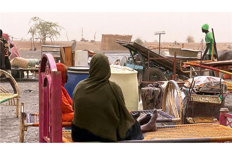 Nach Eroberung sudanesischer Großstadt fliehen Zehntausende Geflüchtete Frauen aus dem  dem Sudan mit ihrer Habe. Der Machtkampf im Sudan, der seit Mitte April 2023 andauert, hat die nach UN-Angaben weltweit größte Flüchtlingskrise mit mehr als zwölf Millionen Geflüchteten ausgelöst.